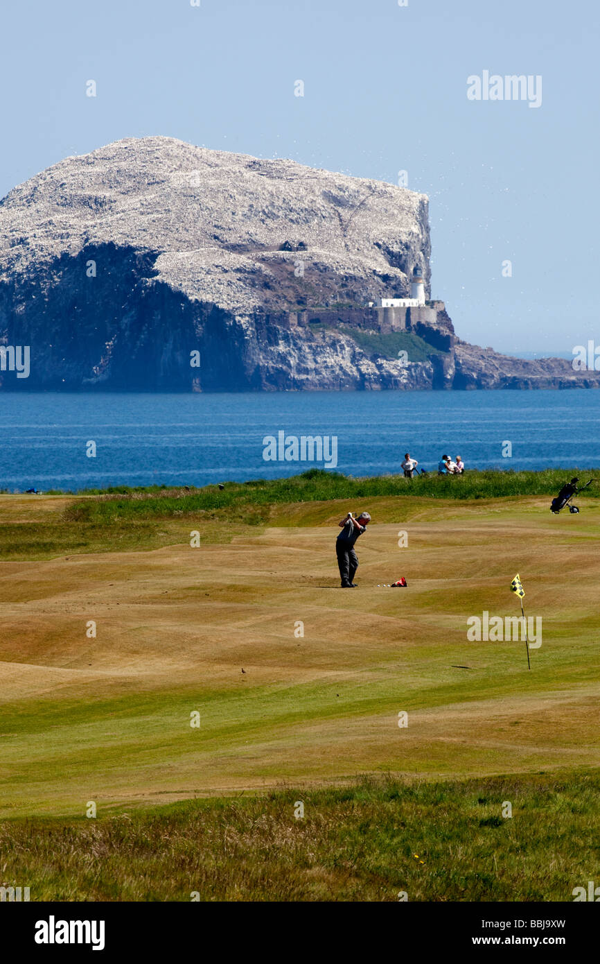 Los golfistas en Glen Golf Course con Bass Rock en antecedentes, North Berwick East Lothian Escocia Reino Unido Europa Foto de stock