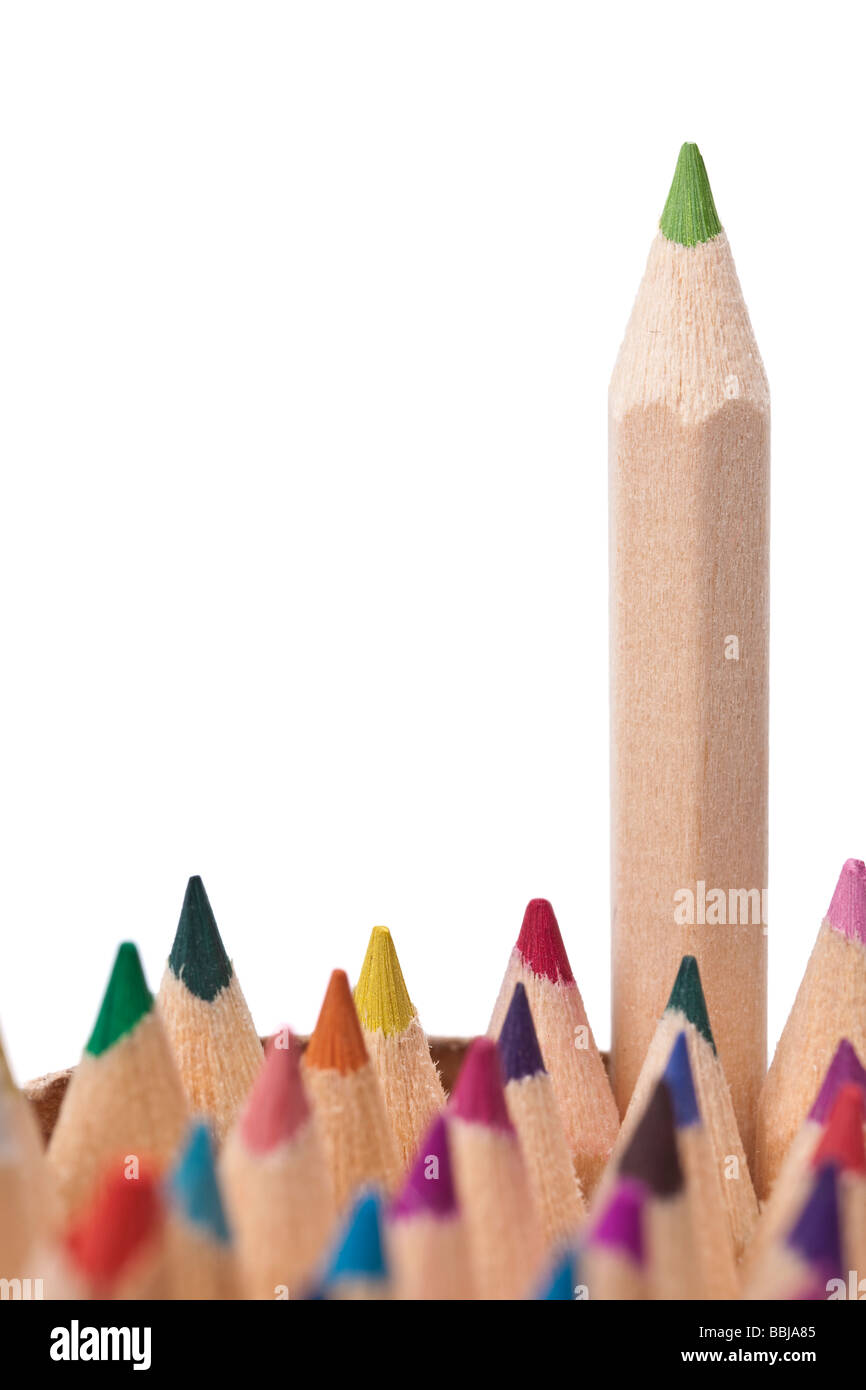 Foto de estudio de un lápiz verde saliendo de los otros lápices de colores en una olla concepto medioambiental shot con espacio de copia Foto de stock