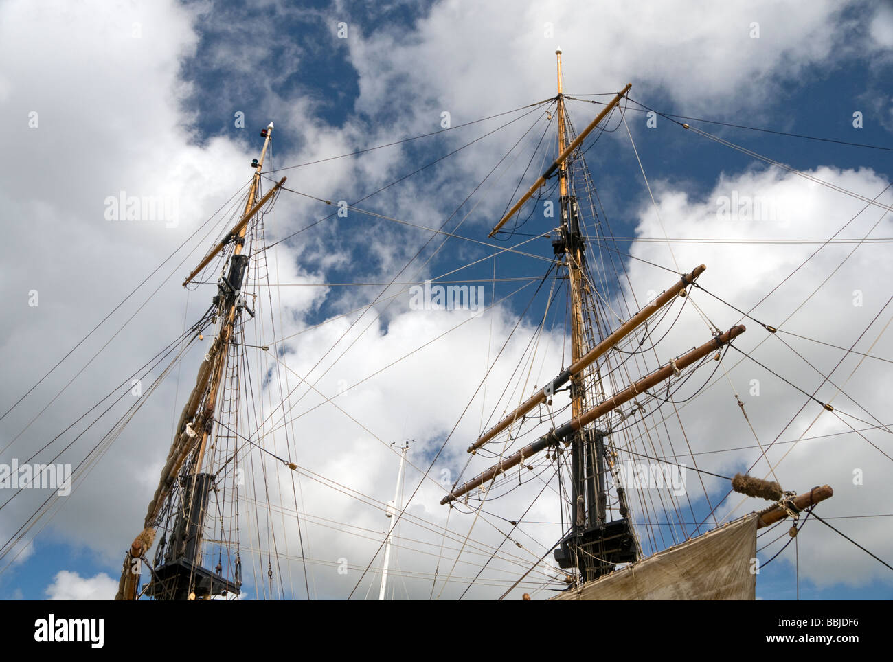 Uno de los grandes veleros anclados en Charlestown en Cornwall, Inglaterra, Reino Unido. Foto de stock