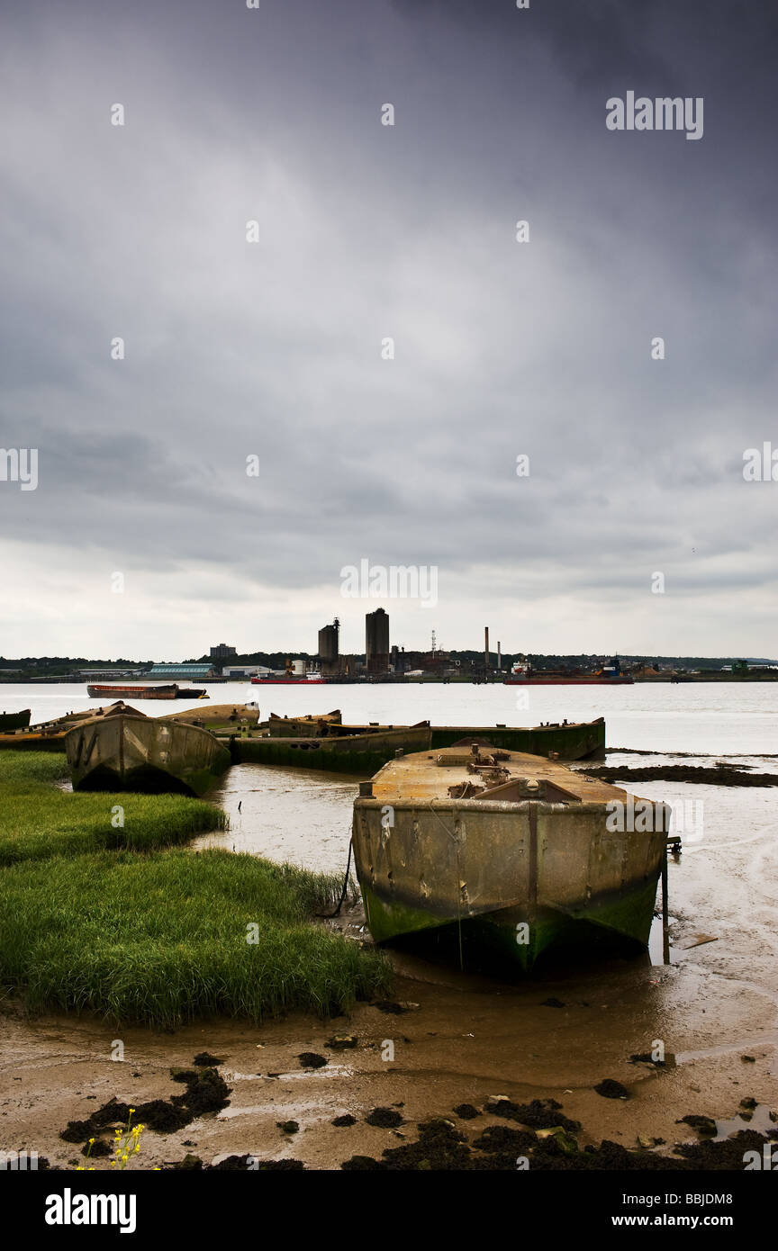Los restos de viejas barcazas concretas varado en la costa de Essex del Támesis Foto de stock