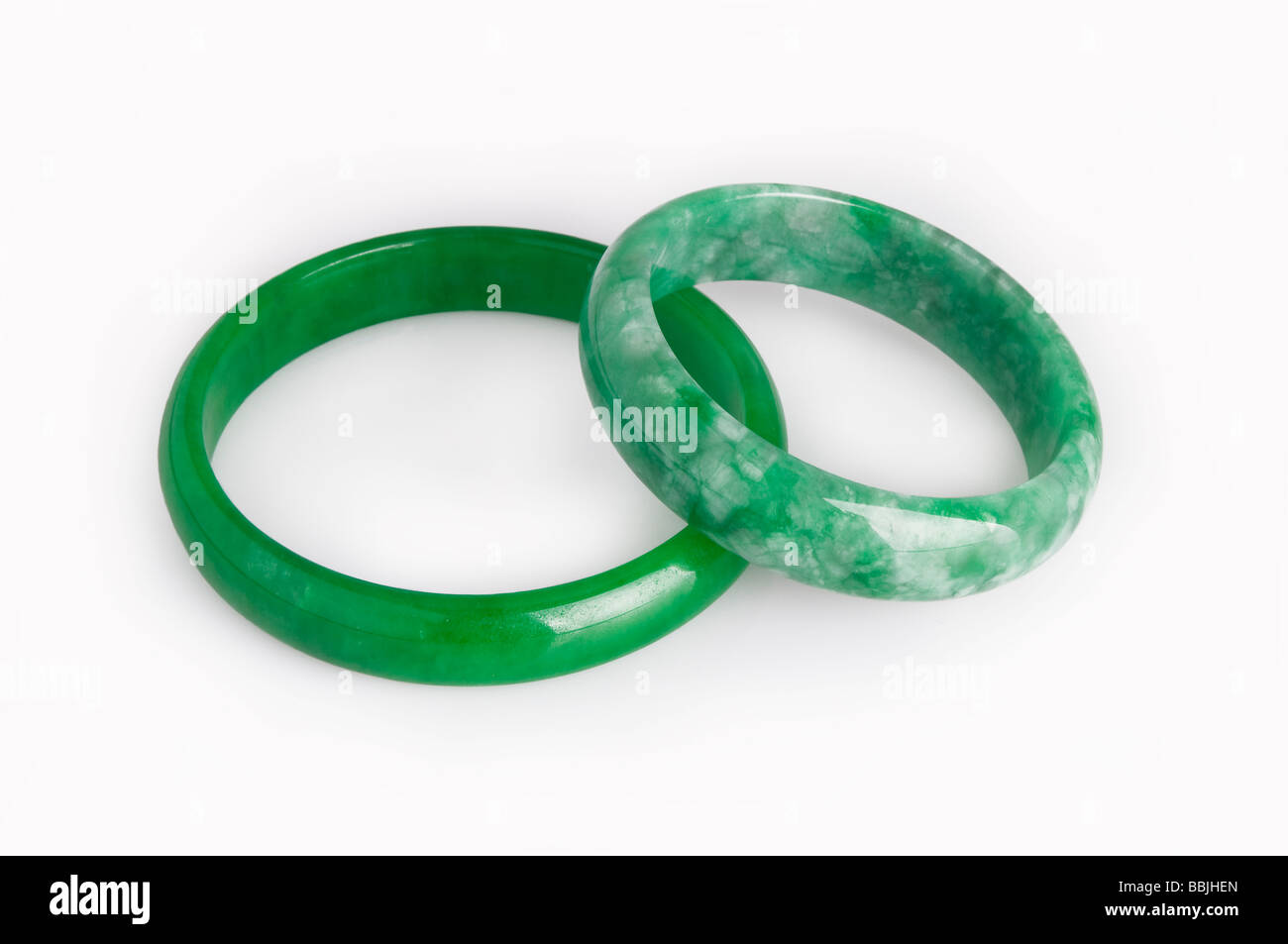 Jade Imperial, 'Jade' bangles sobre fondo blanco Fotografía de stock - Alamy