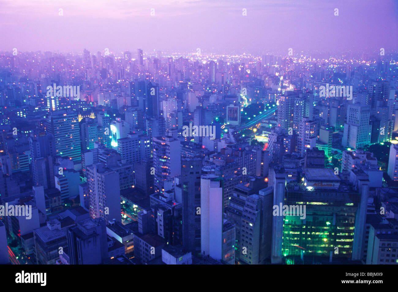 Descripción general de la ciudad de Sao Paulo en la noche, Sao Paulo, Brasil Foto de stock