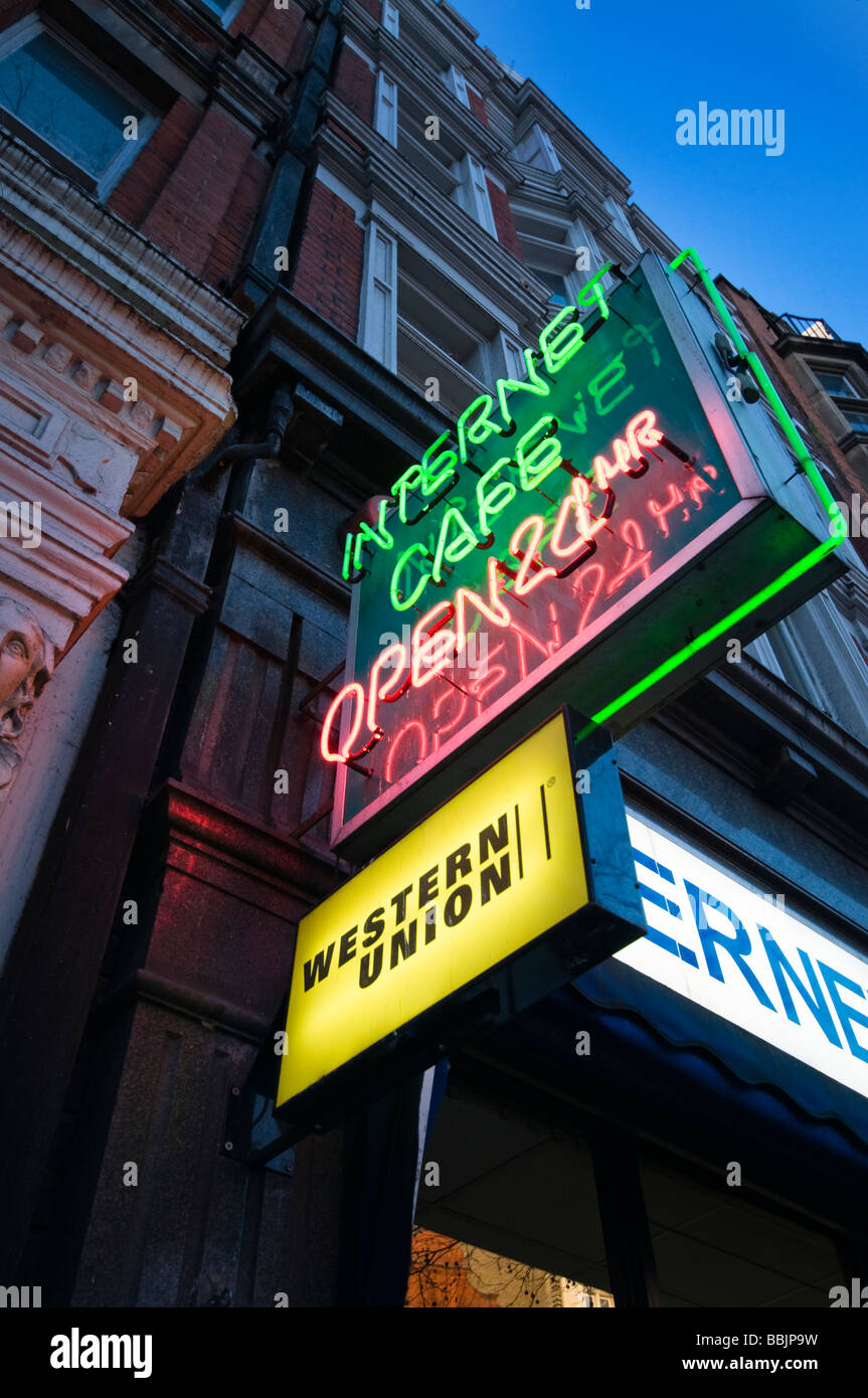 Internet café abierto las 24 hrs signo de neón, en el centro de Londres, Reino Unido Foto de stock