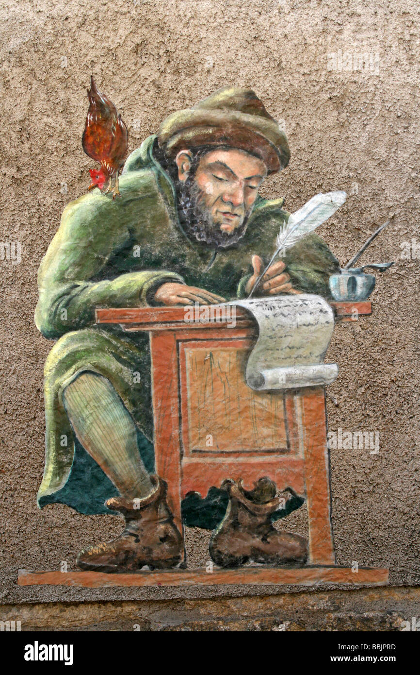 Imagen de un escribano medieval de una pared de un edificio en Puy L'Eveque junto al río Lot, Francia Foto de stock