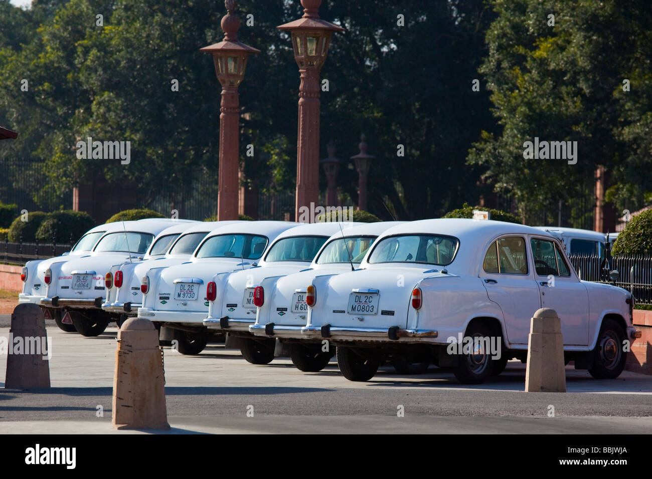 El Embajador Gobierno automóviles estacionados en los edificios de la Secretaría Raisina Hill en Delhi, India Foto de stock