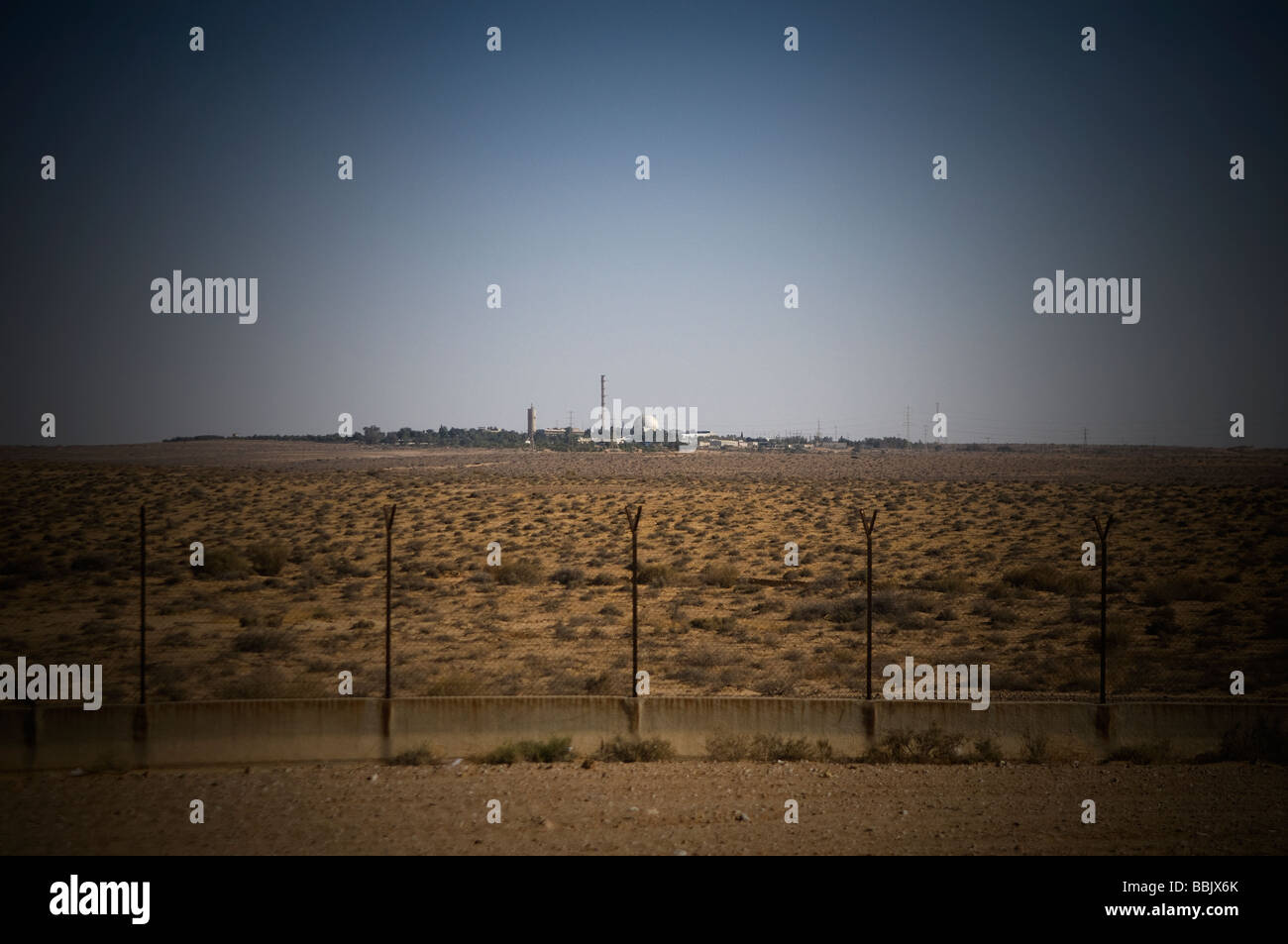 Vista lejana del "Centro de Investigación Nuclear de Negev' planta de energía nuclear de Israel, cerca de la ciudad de Dimona en el desierto de Negev, en el sur de Israel Foto de stock