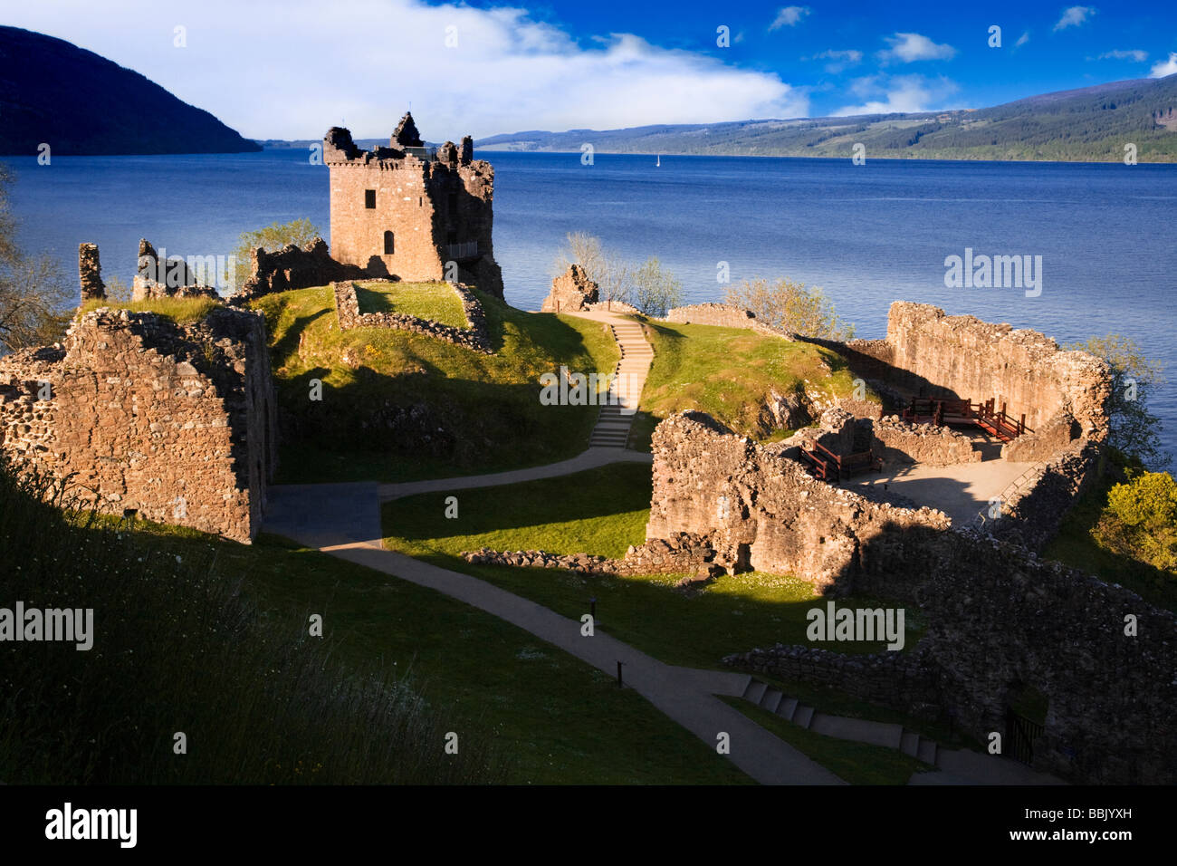 El castillo de Urquhart, a orillas del Lago Ness, cerca de Drumnadrochit, región de tierras altas, Escocia. Foto de stock