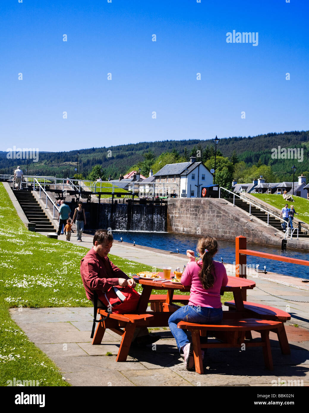 La gente disfruta de un almuerzo alfresco en Fort Augustus, el Lago Ness, la región de tierras altas, Escocia. Foto de stock