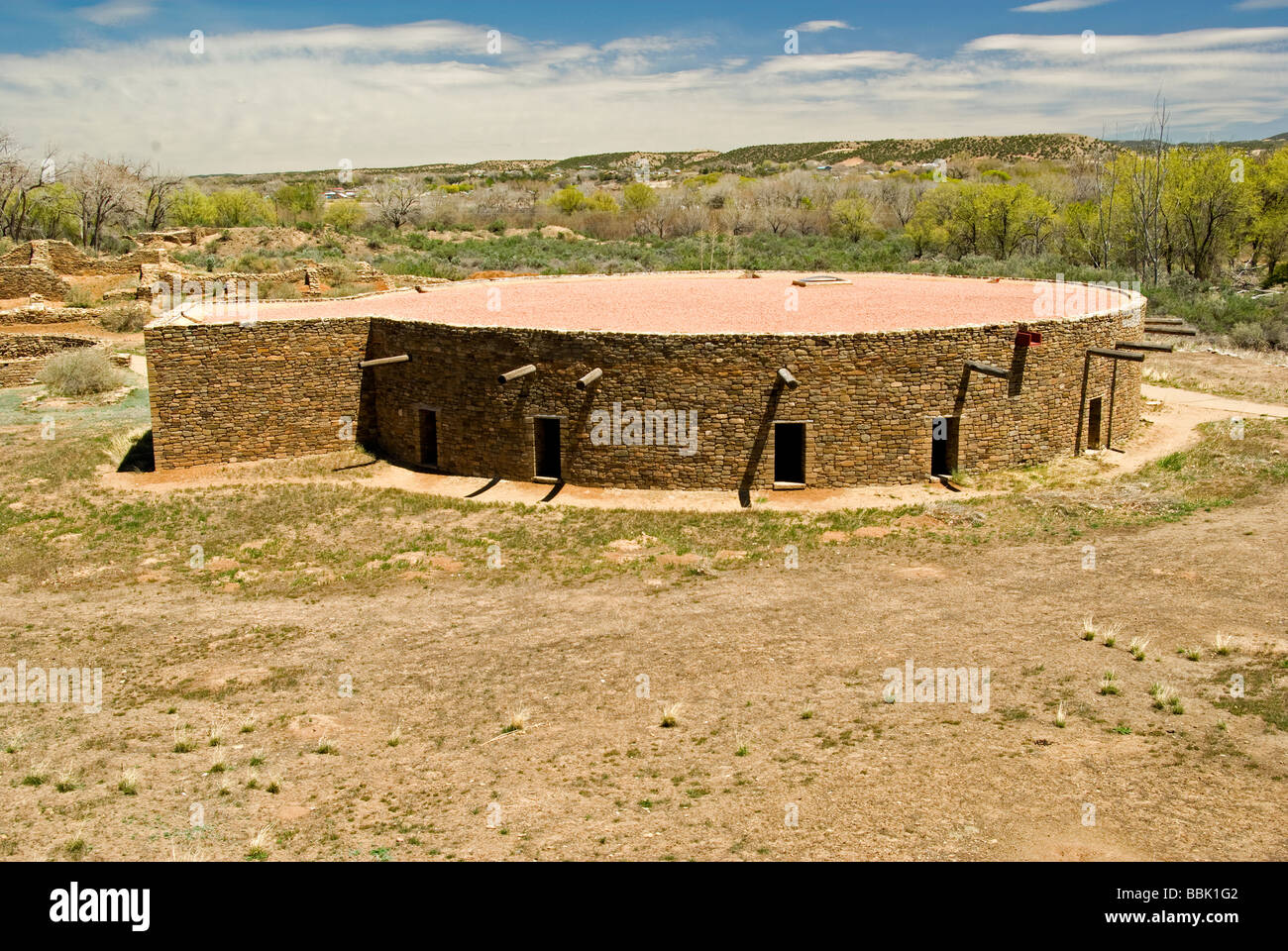Ee.Uu. NM RUINAS AZTECAS Monumento Nacional reconstruida kiva cubierto es el punto central de las ruinas Foto de stock