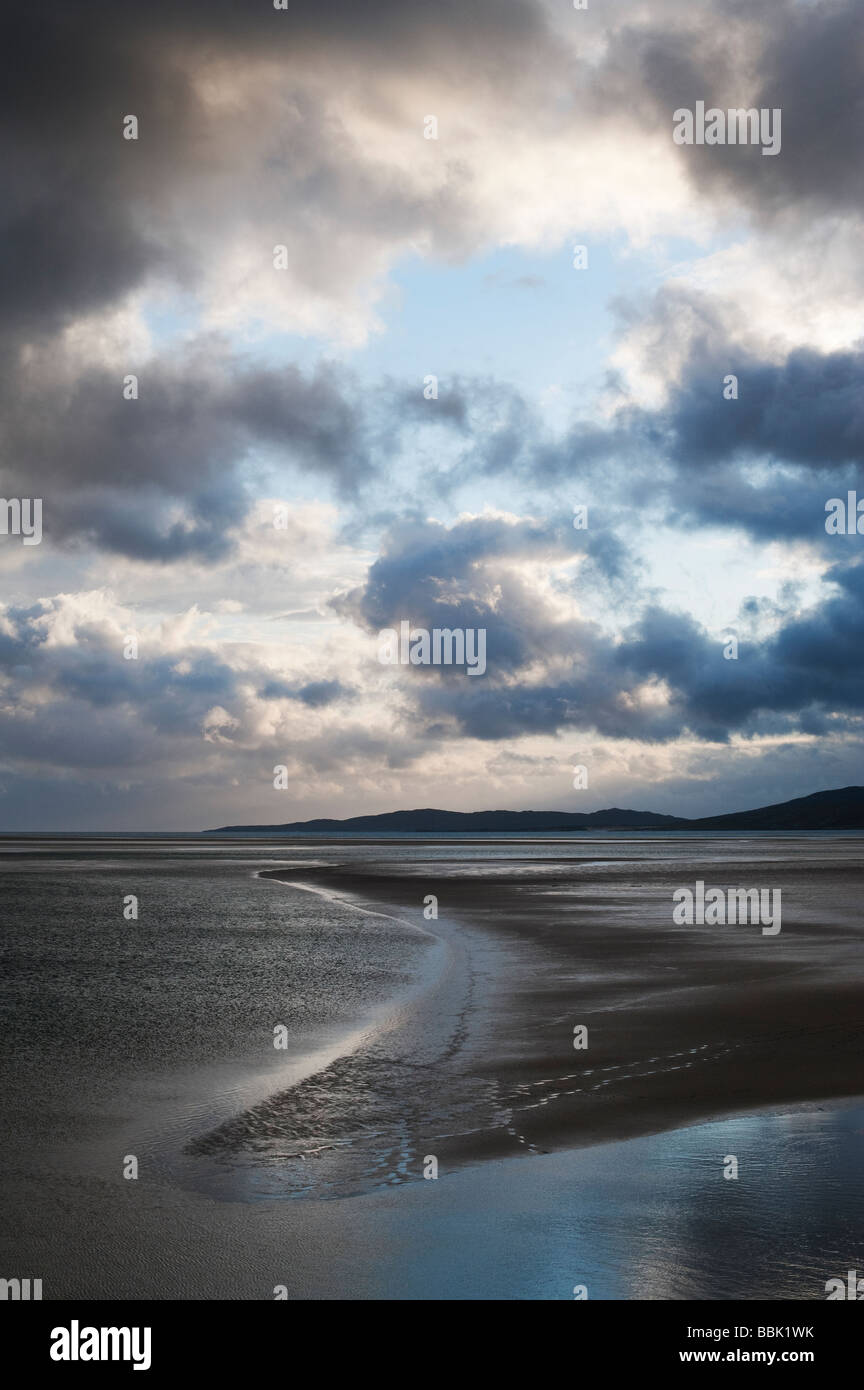Puesta de sol y nubes de tormenta en la isla de Harris, Luskentire playa, Hébridas Exteriores, Escocia Foto de stock