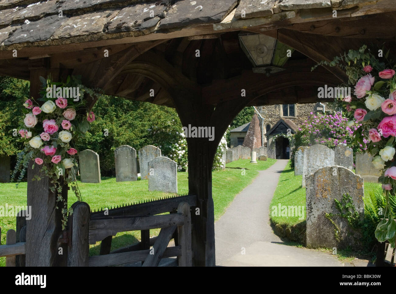 Shere Surrey Reino Unido. Un pueblo muy Inglés San James Puerta de la Iglesia con decoración floral boda. HOMER SYKES Foto de stock