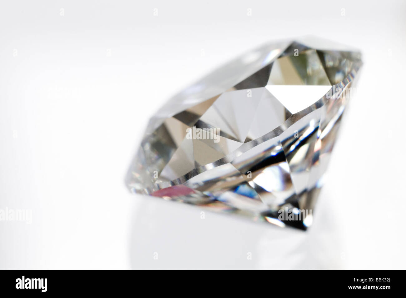 Diamante de corte redondo (lab-creado zirconio cúbico) lado Foto de stock
