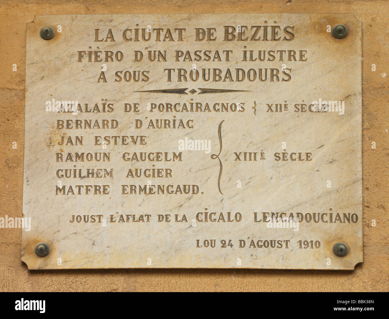 Placa conmemorativa de trovadores medievales de la Catedral de Saint Nazaire, Beziers Hérault Languedoc-Rosellón Francia Foto de stock