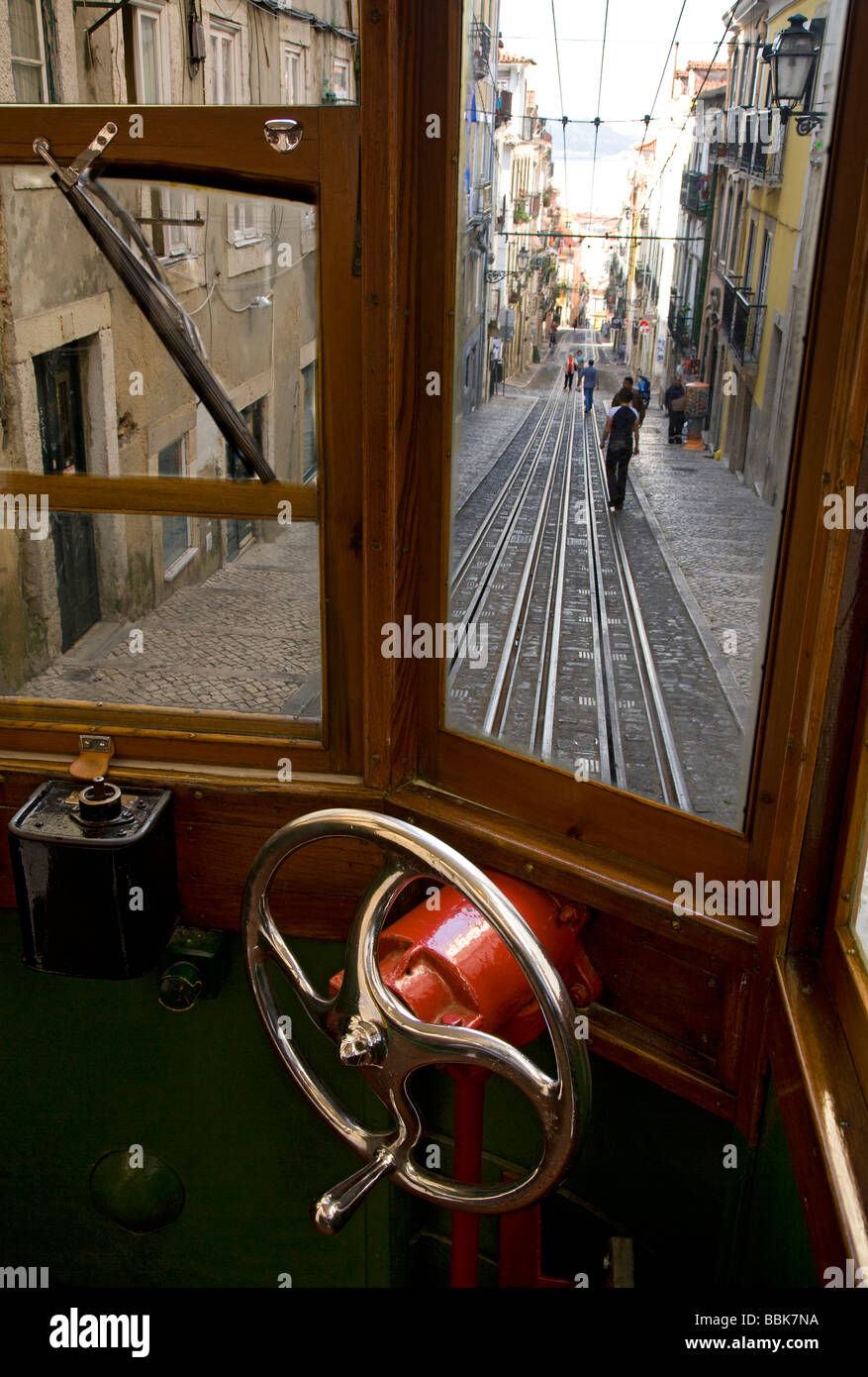 Dentro de la cabina del conductor en el ascensor da Bianca en el Barrio Alto de la ciudad, Lisboa, Portugal, Europa Foto de stock