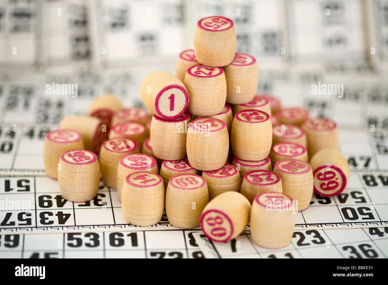 Contadores de madera de bingo con dígitos rojos en tarjetas Foto de stock