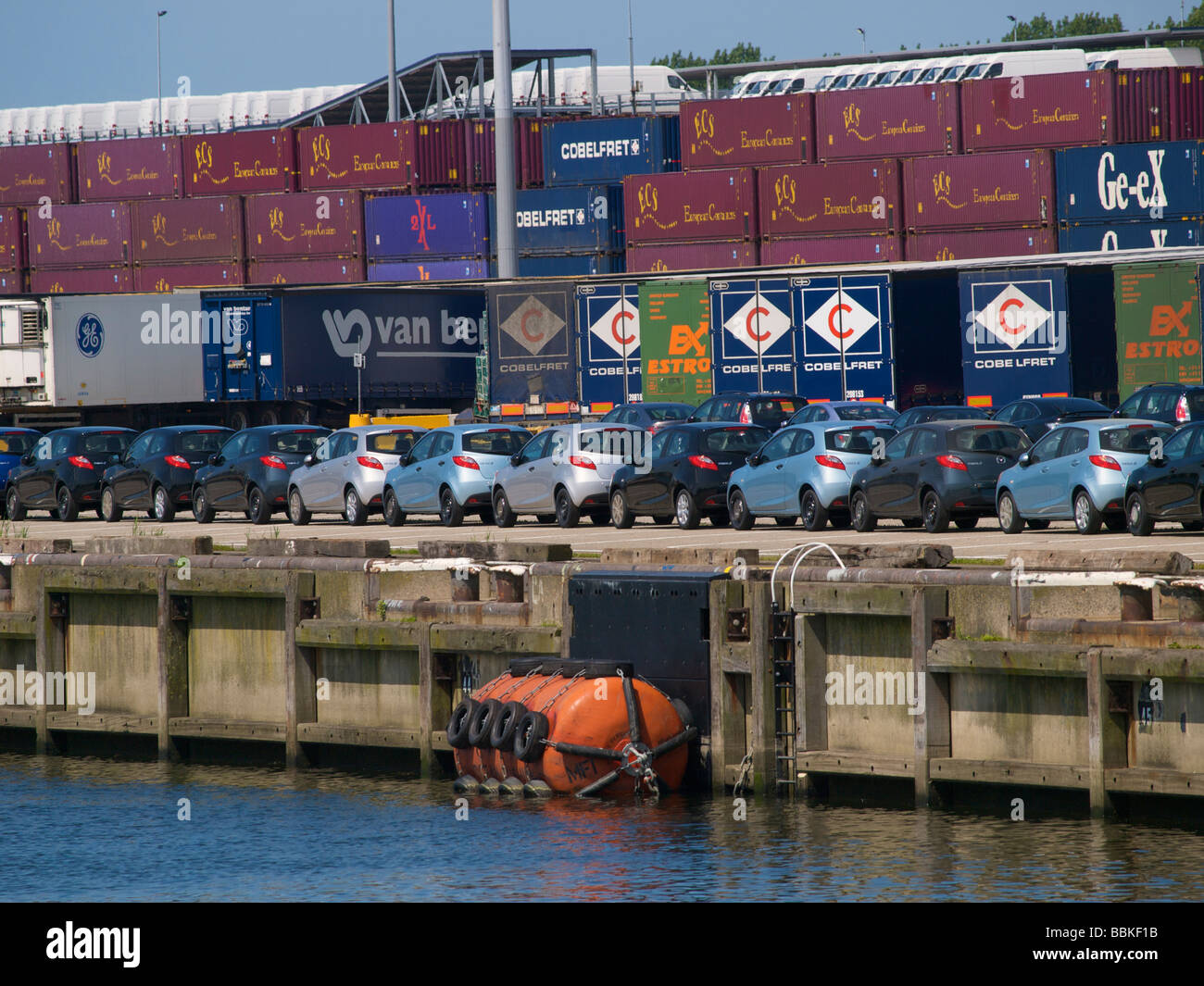 Línea de nuevo Mazda 2 coches en el puerto de Rotterdam, debido a la crisis económica que será difícil vender Foto de stock