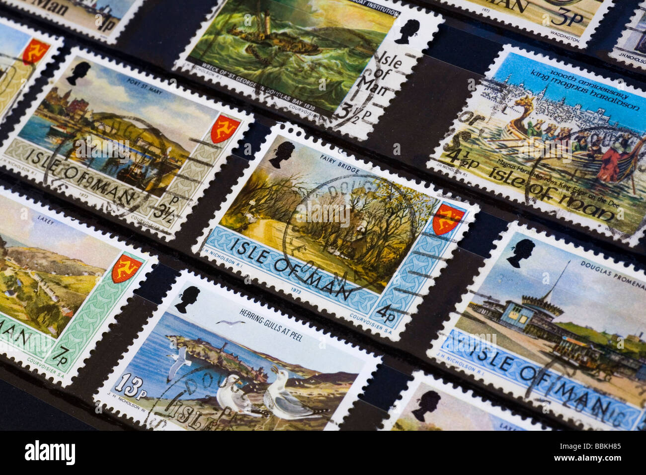 1970 era la Isla de Man coleccionistas de sellos en un álbum de sello Foto de stock