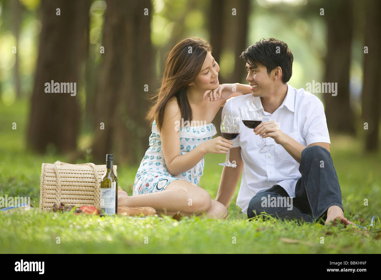 Pareja joven tener un picnic en el parque Foto de stock