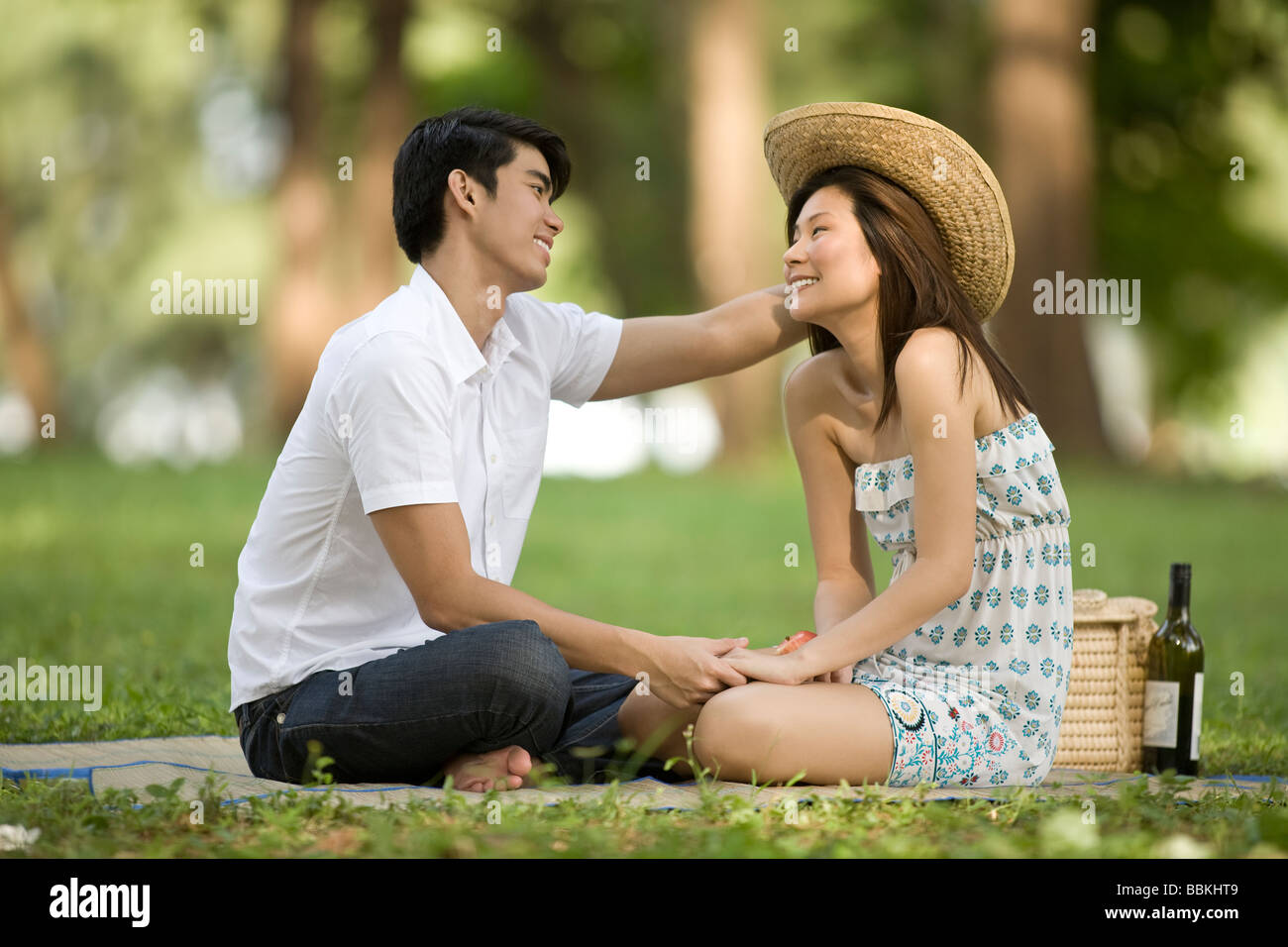 Pareja joven tener un picnic en el parque Foto de stock