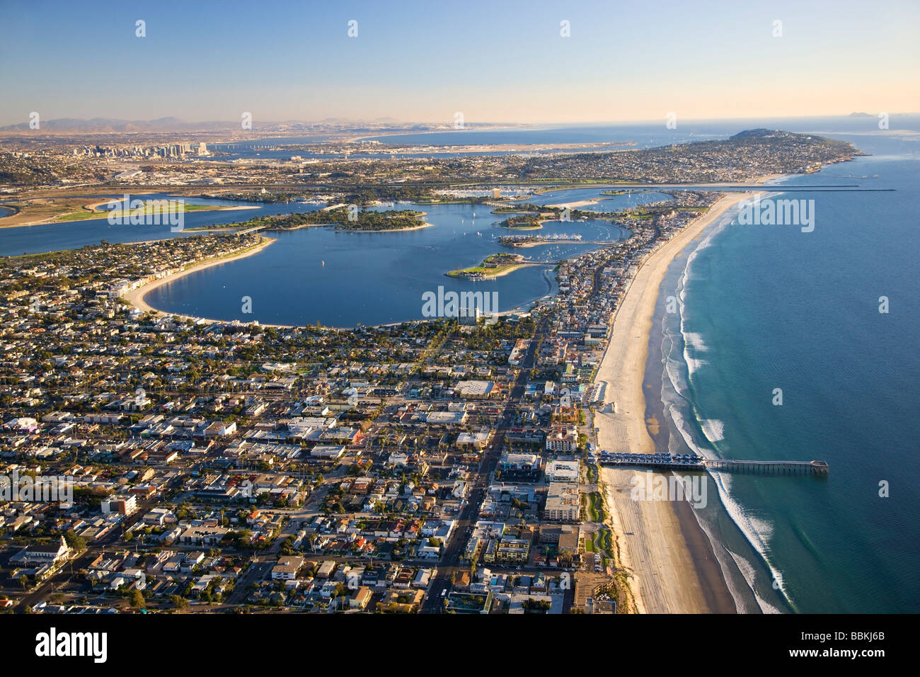 Crystal Pier en Pacific Beach y Mission Bay en San Diego, California Foto de stock