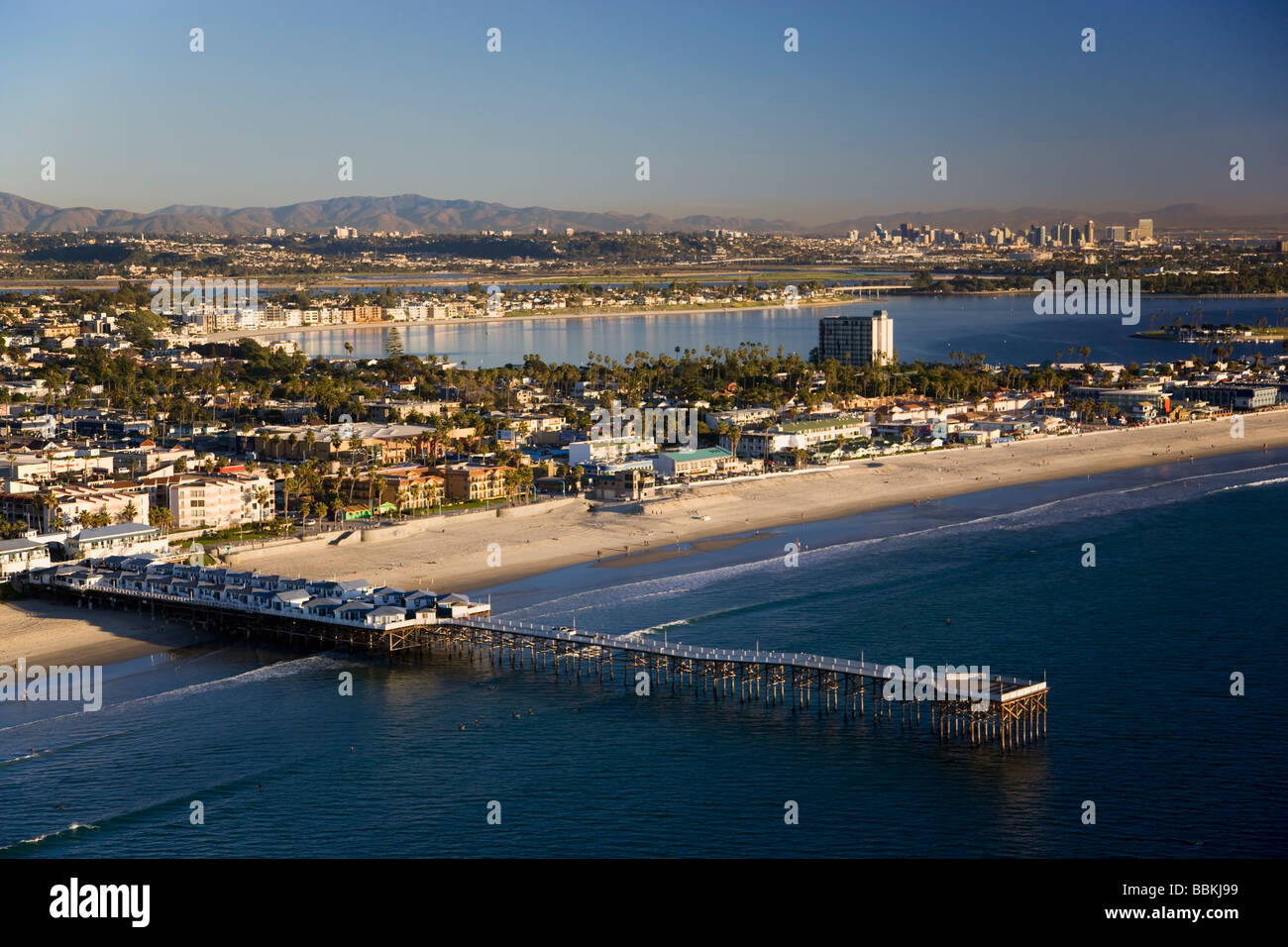 Crystal Pier en Pacific Beach y Mission Bay en San Diego, California Foto de stock