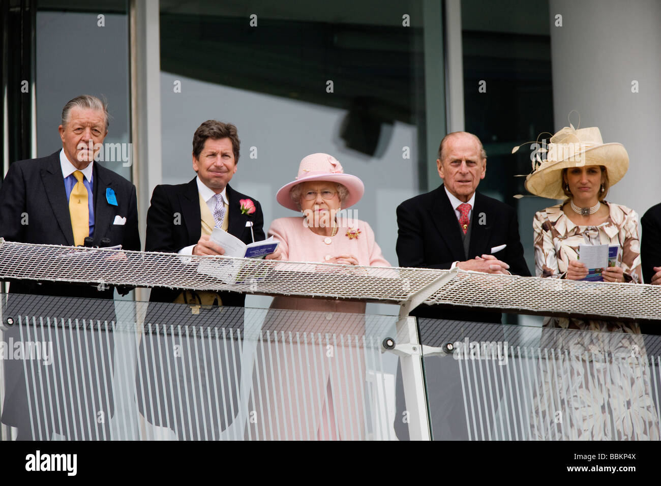 El Epsom Derby de 2009. Su Majestad la Reina (centro) ve al racing desde el balcón real de la reina del stand Foto de stock