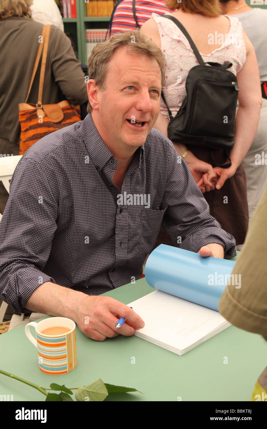 Autor y activista ambiental Jeremy Leggett en una sesión de firma de libros en el Festival del heno de mayo de 2009 Foto de stock