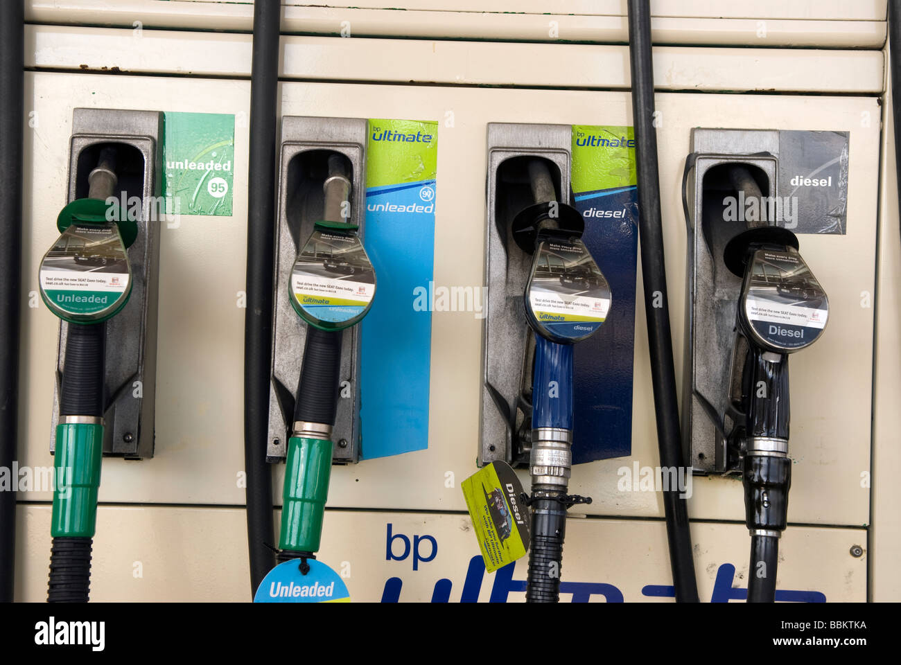 Las bombas de gasolina en la gasolinera BP mostrando el diesel, la gasolina sin plomo, los tipos de servicios de Toddington, Reino Unido. Foto de stock