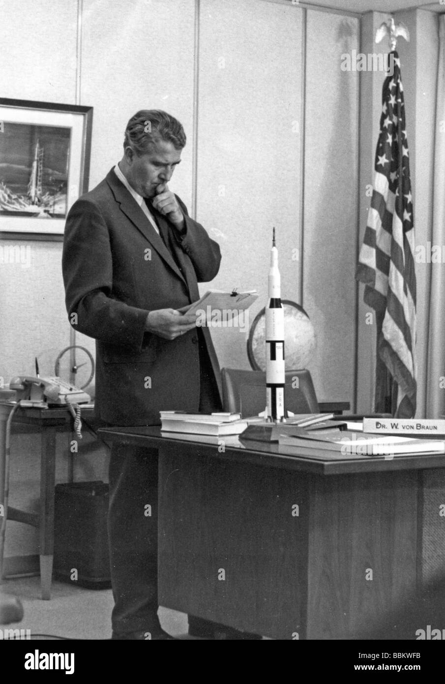 WERNER von Braun, ex científico de cohetes alemán mientras trabajaba para la NASA en los años 1960 Foto de stock