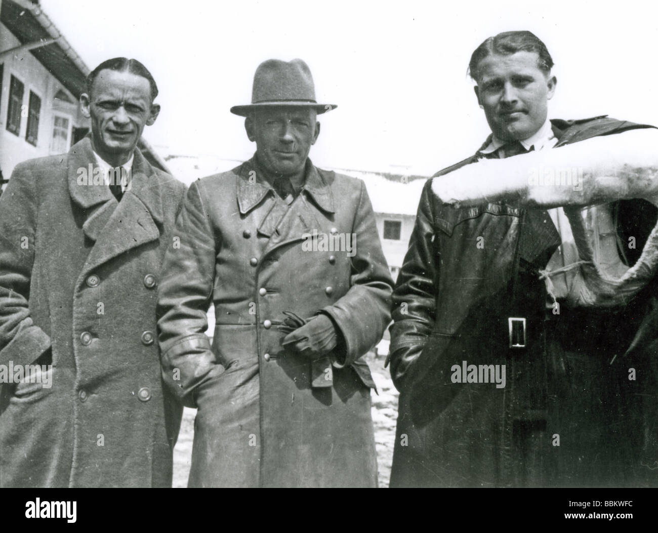 WERNER von Braun a la derecha junto a Walter Dornberger con Herbert Axter - Véase la descripción a continuación. Foto de stock