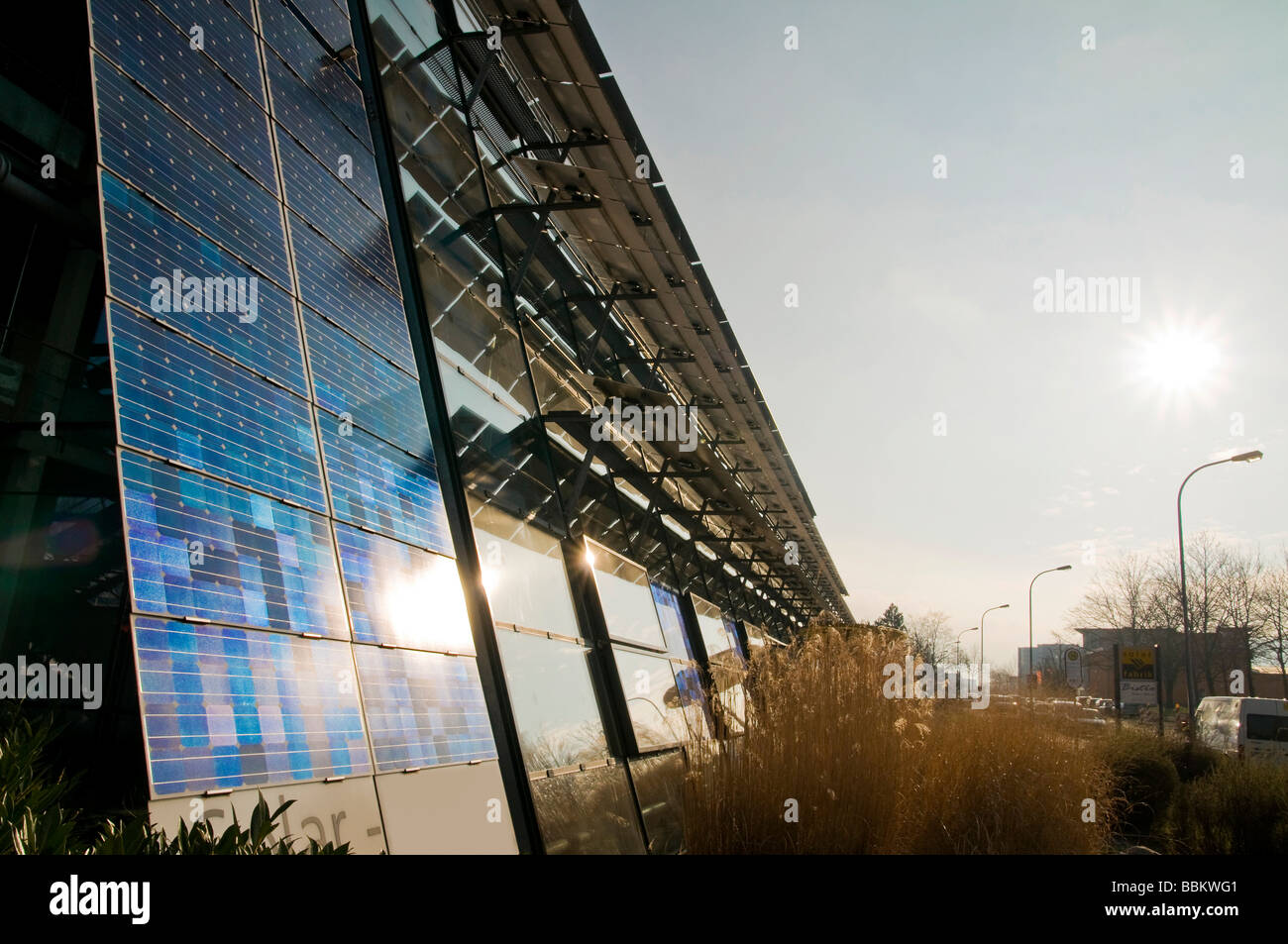 Edificio industrial con módulos solares, Freiburg, Baden-Wurtemberg, Alemania Foto de stock