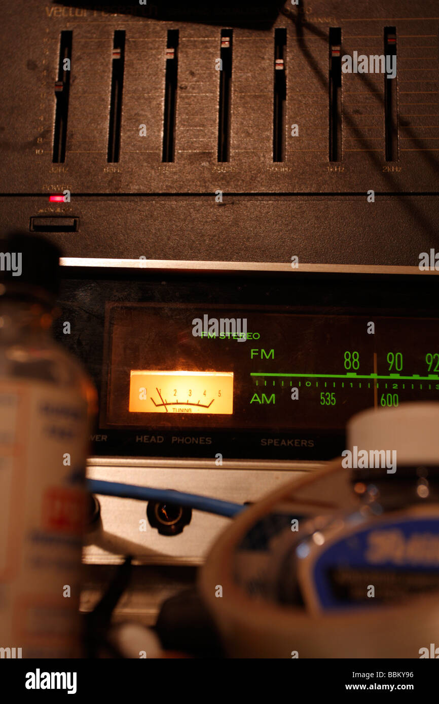 Sintonizador de radio FM estéreo marque Registrar casi cero (menos uno) y  EQ, luces encendidas Fotografía de stock - Alamy