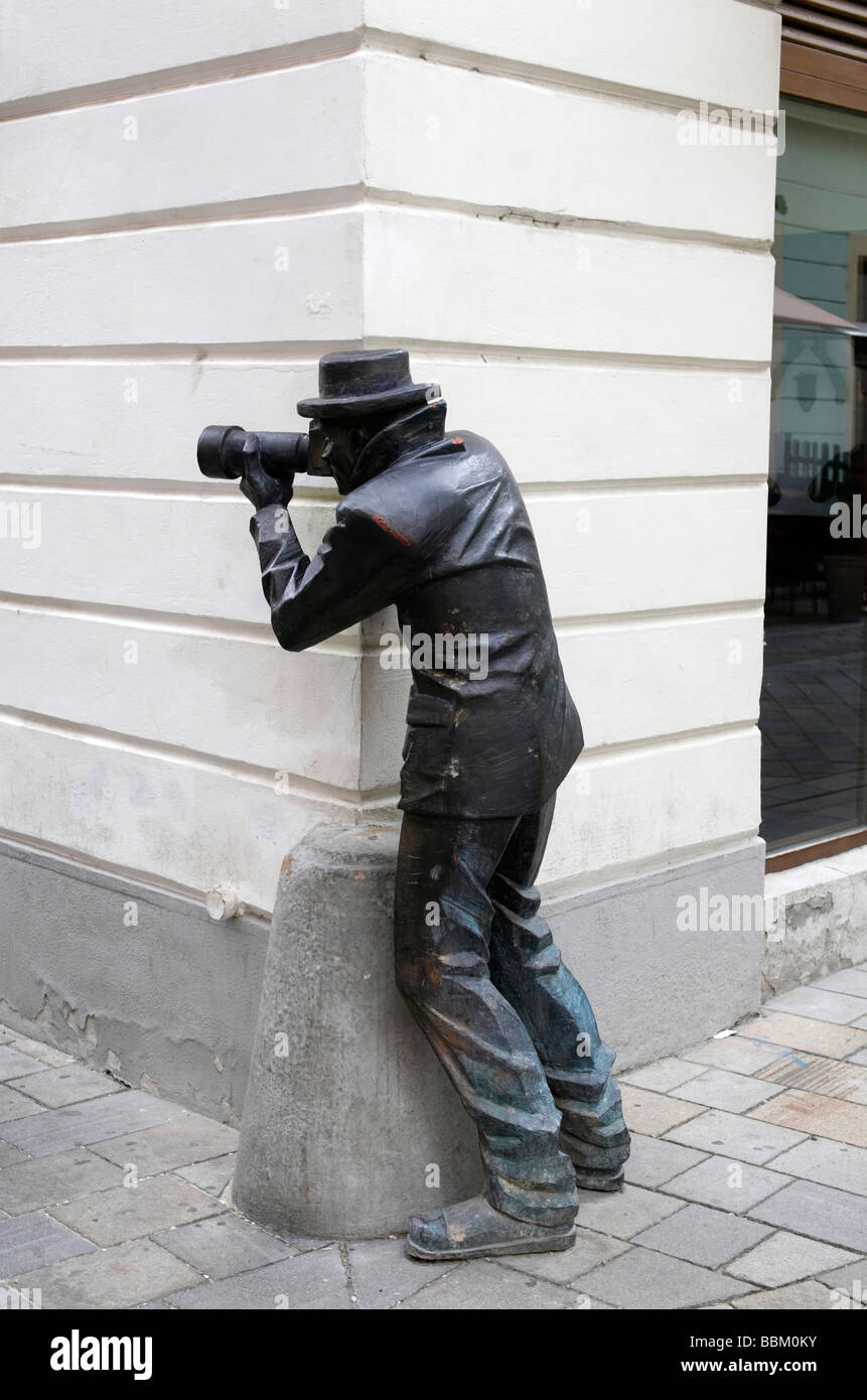 La estatua de paparazzi en Bratislava, Eslovaquia Foto de stock