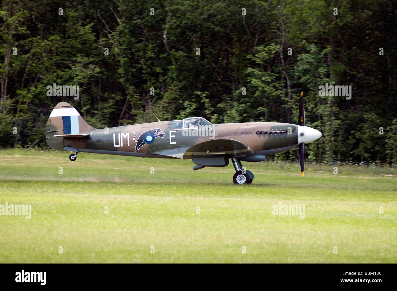 Ferte Alais Supermarine Spitfire Mk XIX landing Foto de stock