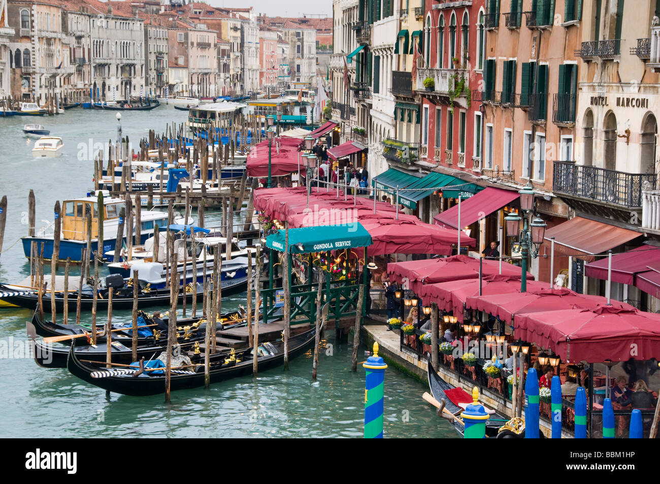 Restaurante y amarres en góndola en el Gran Canal Venecia Italia Riva del Vin Foto de stock