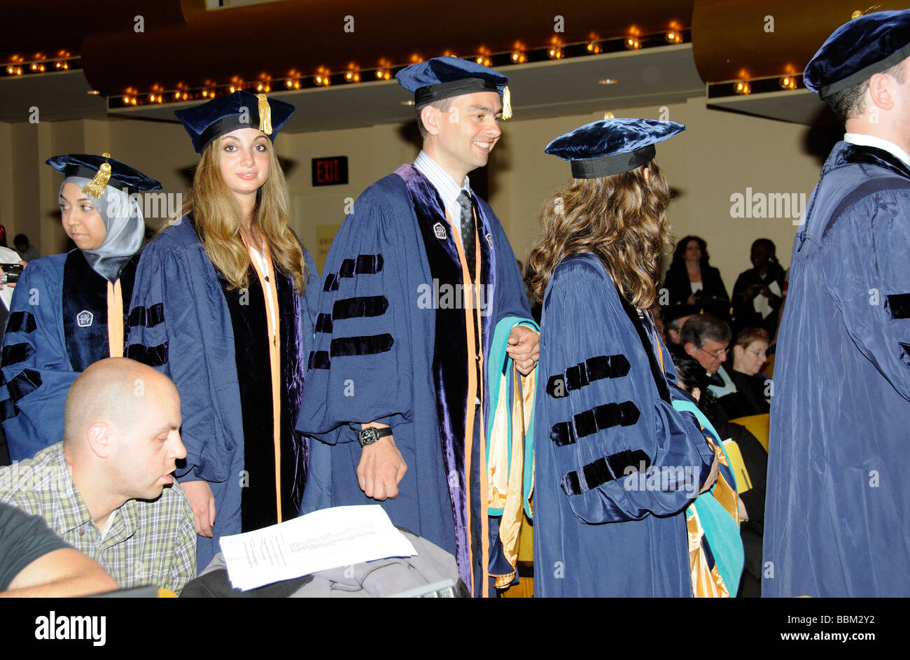Ceremonia de Graduación de egresados de doctorado vistiendo toga y birrete  en línea durante las presentaciones en el Lincoln Center de Nueva York,  EE.UU Fotografía de stock - Alamy