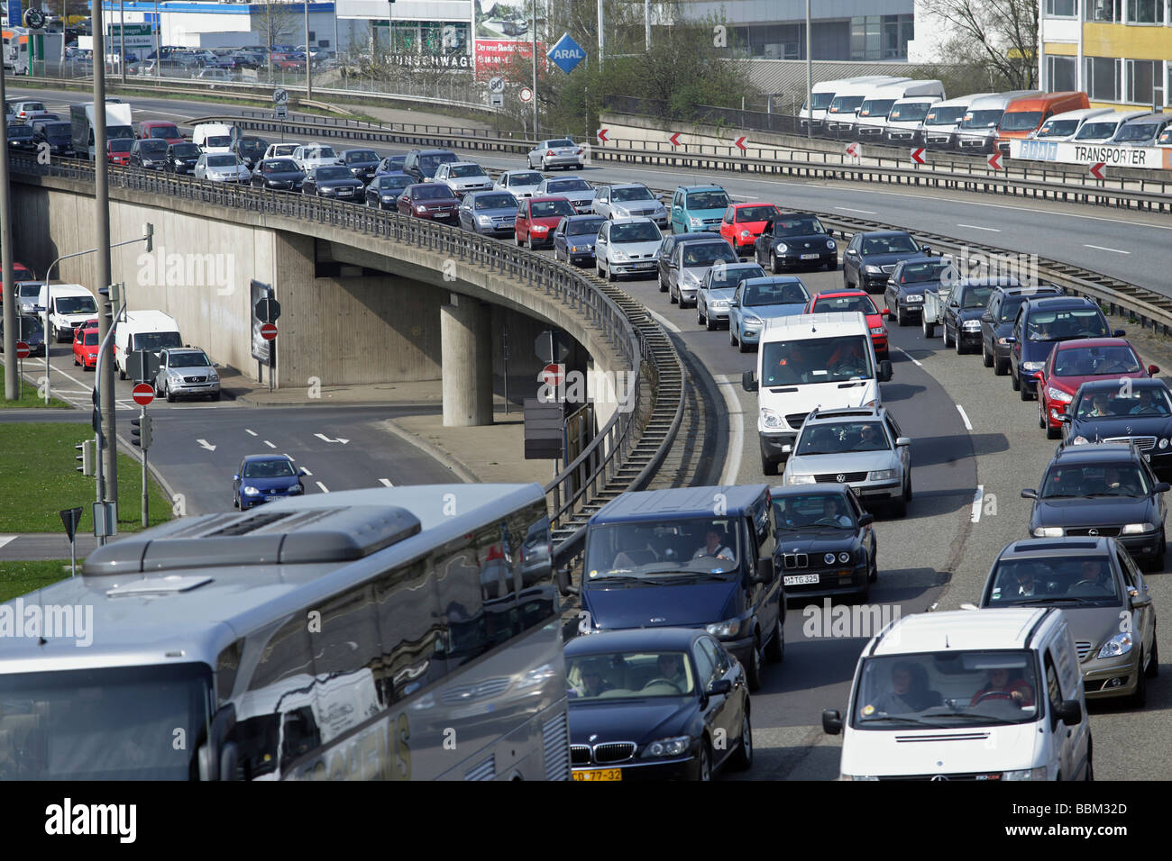 Atasco de tráfico en la Bundesstrasse 9 federal Highway, cerca de Coblenza, Alemania, Europa, Rhineland-Palatine Foto de stock