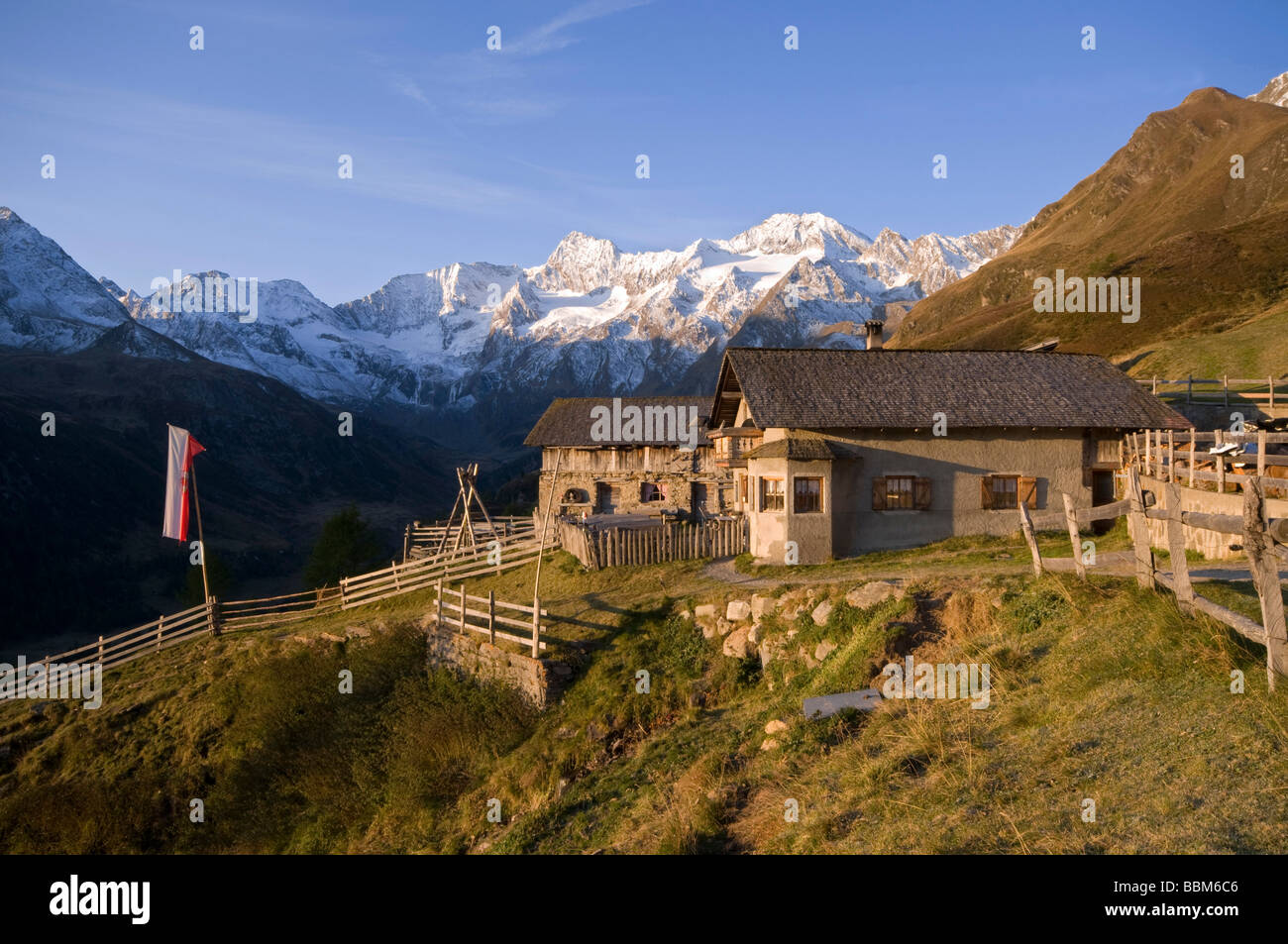 Cabina, Timmelsjoch Ober-Glanegg Ridge, Hinterpasseier, Bolzano-Bozen, Italia, Europa Foto de stock