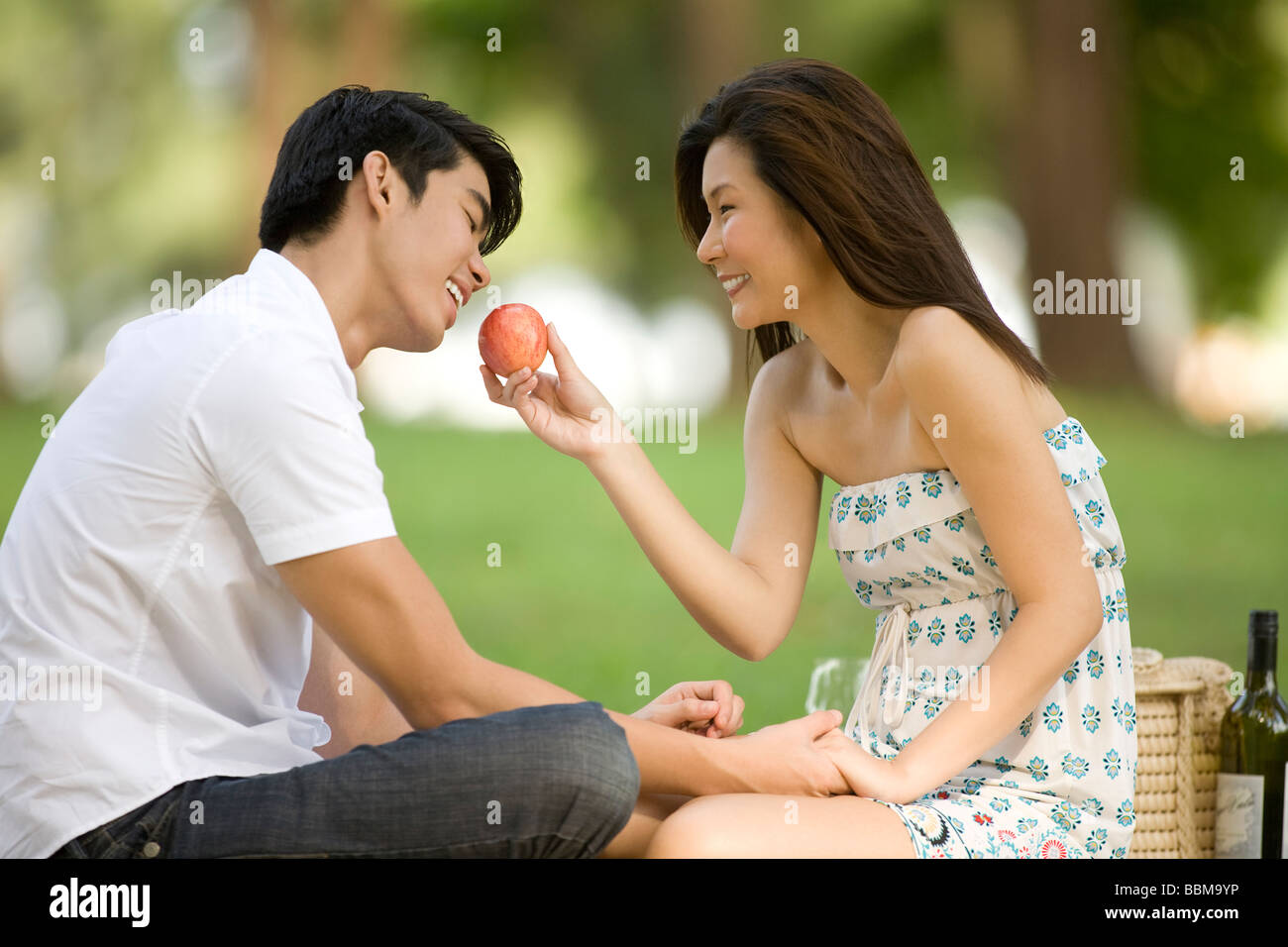 Pareja joven tener un picnic en el parque Foto de stock