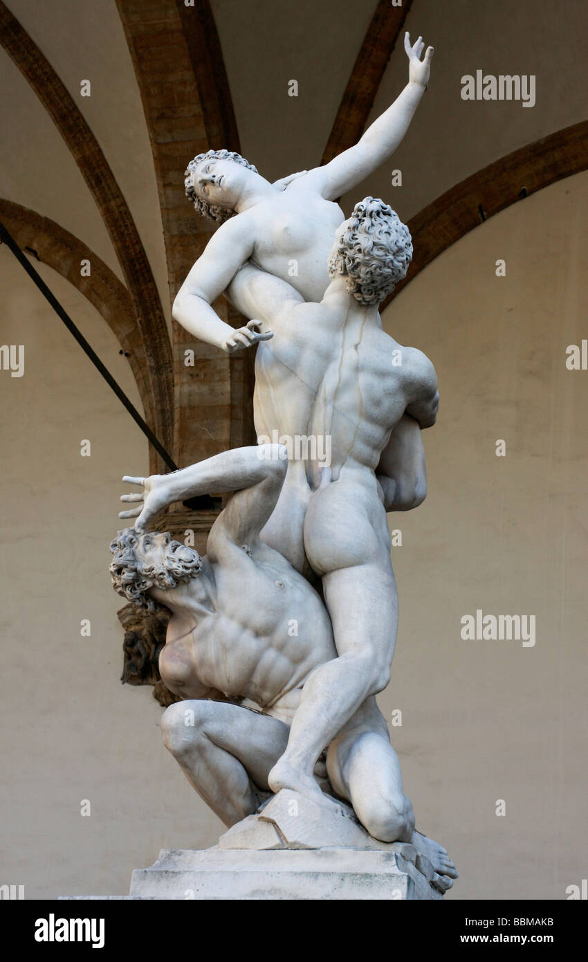 Giambologna y compleja la famosa escultura de mármol del Rapto de las  Sabinas sis en la Loggia dei Lanzi en Florencia,Italia Fotografía de stock  - Alamy