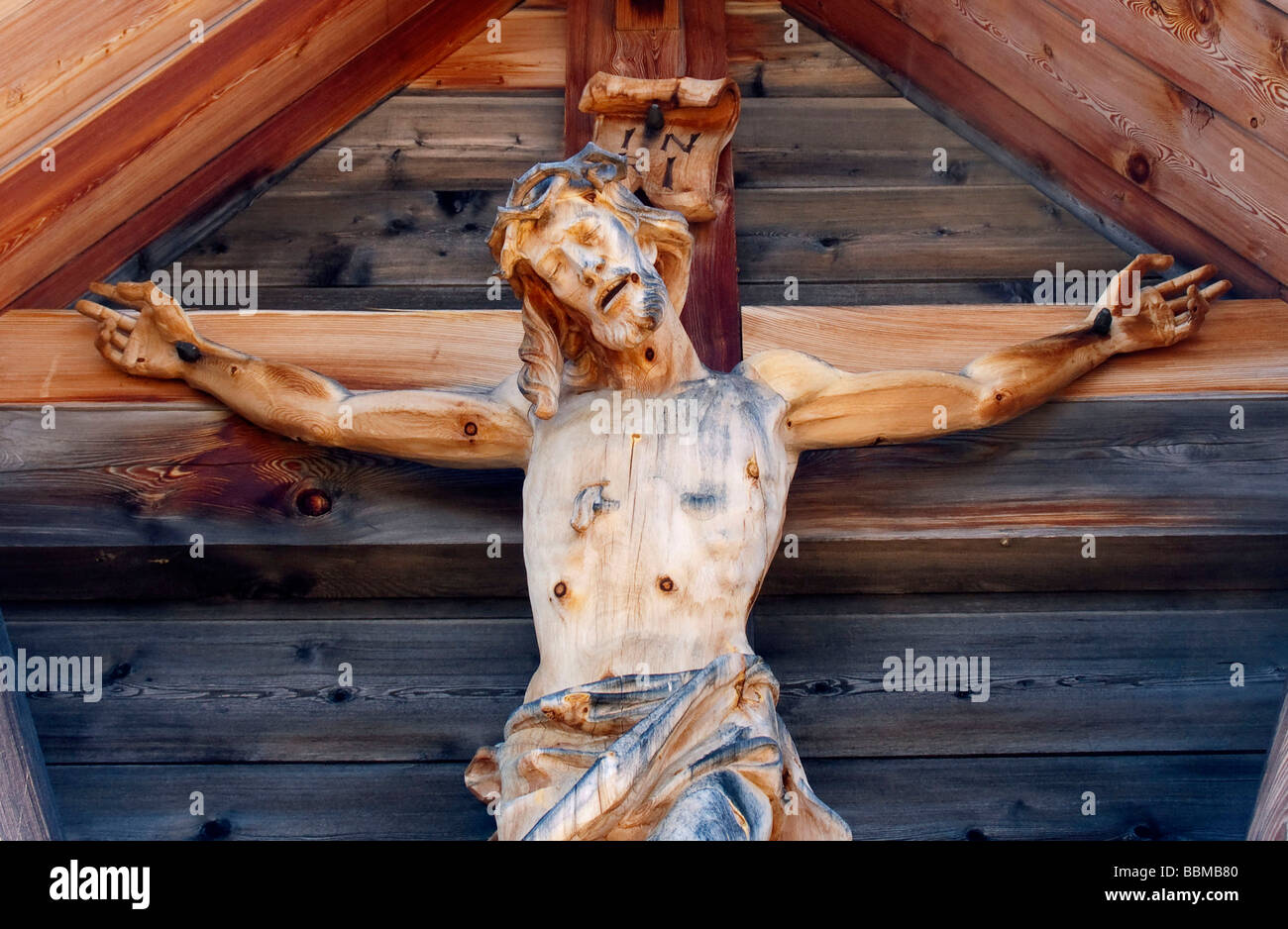 Crucifijo, sobre una montaña de la gama Karwendel, Tirol, Austria, Europa Foto de stock