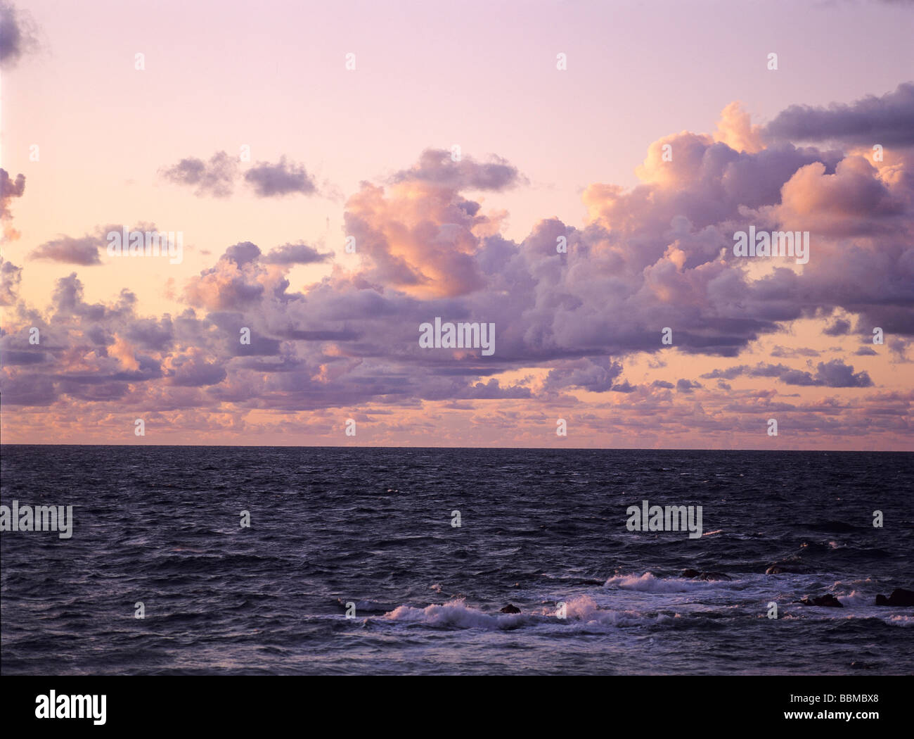 La puesta de sol sobre el mar mirando hacia el horizonte del océano Foto de stock