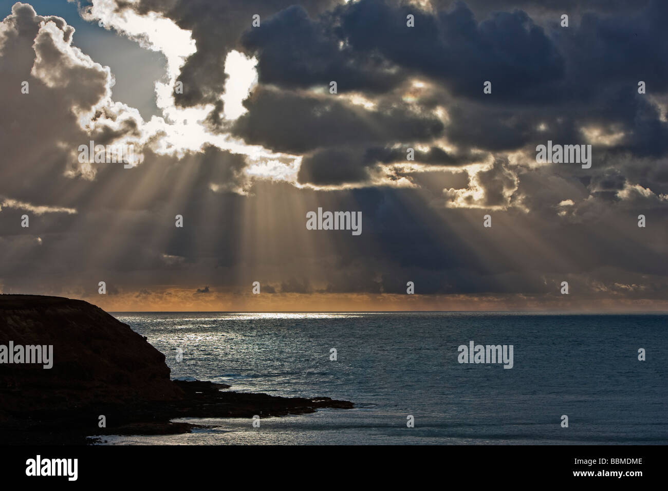 Australia, Victoria. Los rayos de sol y nubes en el mar a la Isla Phillip. Foto de stock