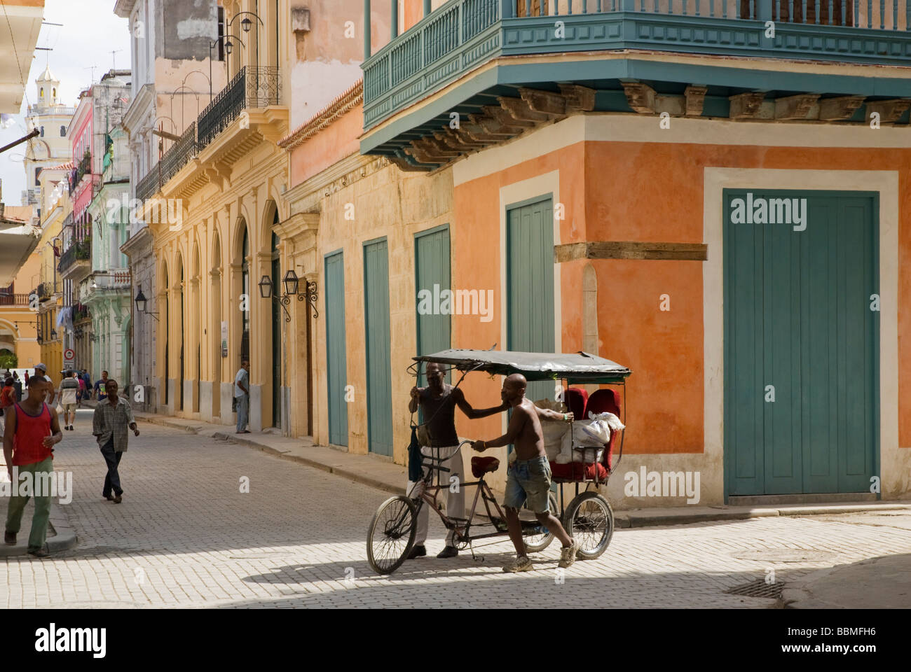 Cuba, La Habana. Los lugareños en las calles de La Habana Vieja. Foto de stock