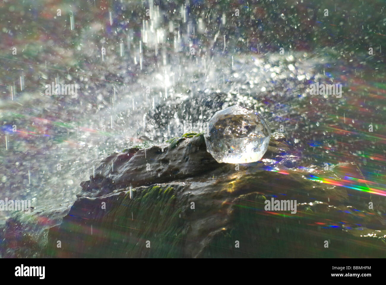 Cristal de vidrio en cascada con rayos de luz de color Foto de stock