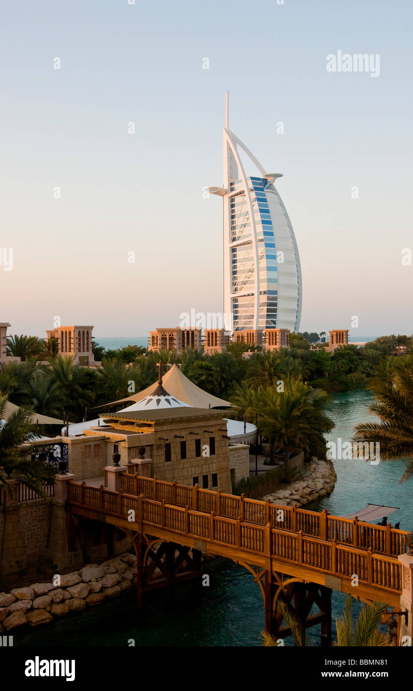 Medinat Jumeirah Resort y el Burj Al Arab hotel Dubai Foto de stock