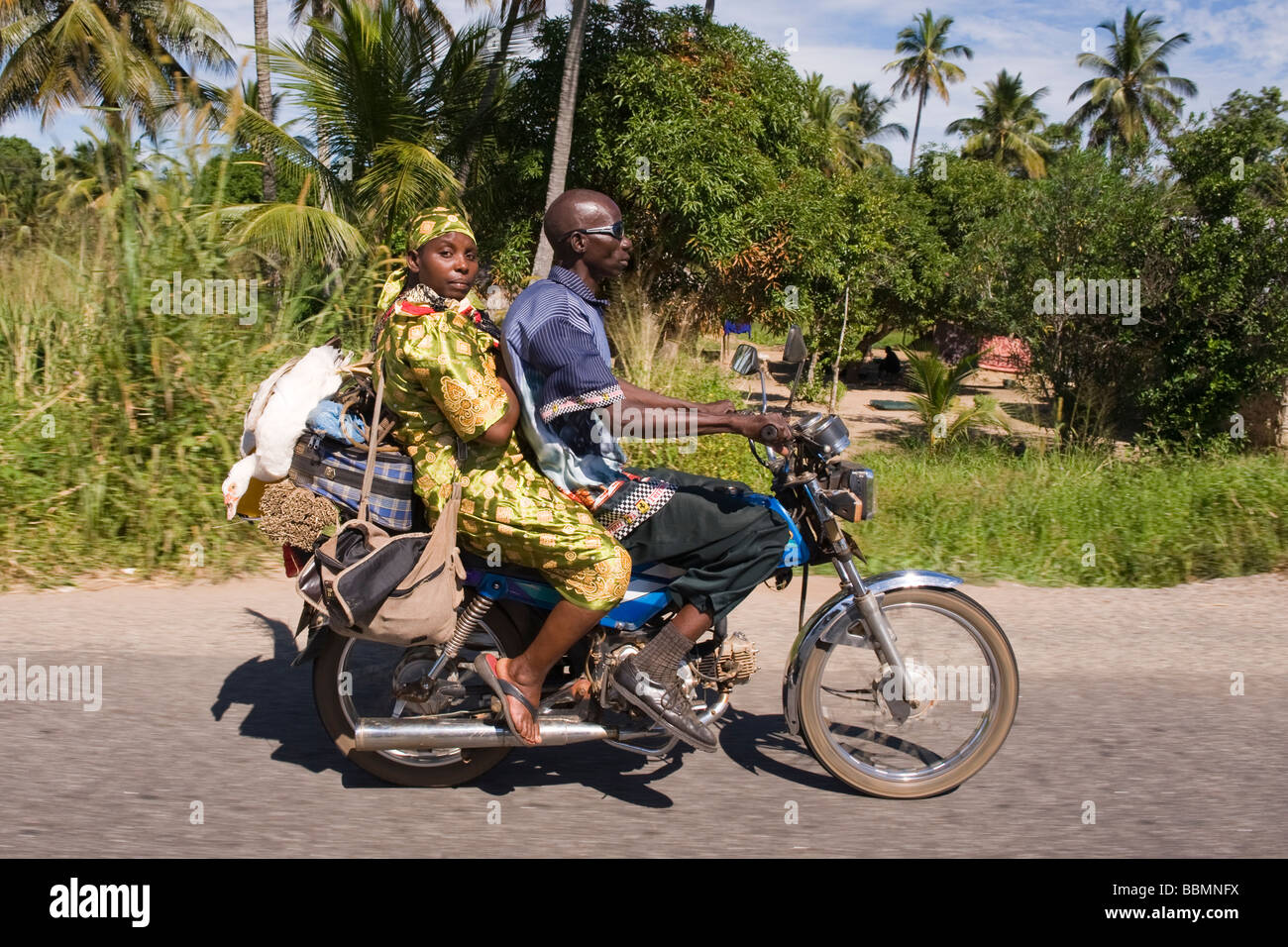 Un hombre y una mujer que viajaba en una motocicleta Quelimane, Mozambique Foto de stock