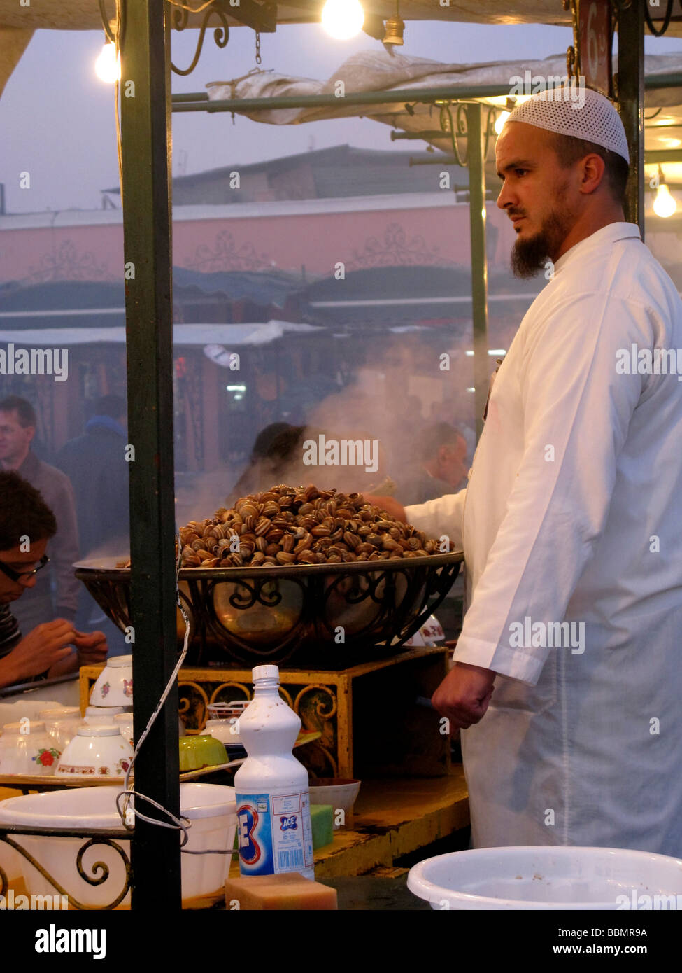Los caracoles cocidos en venta Marrakech Marruecos Foto de stock