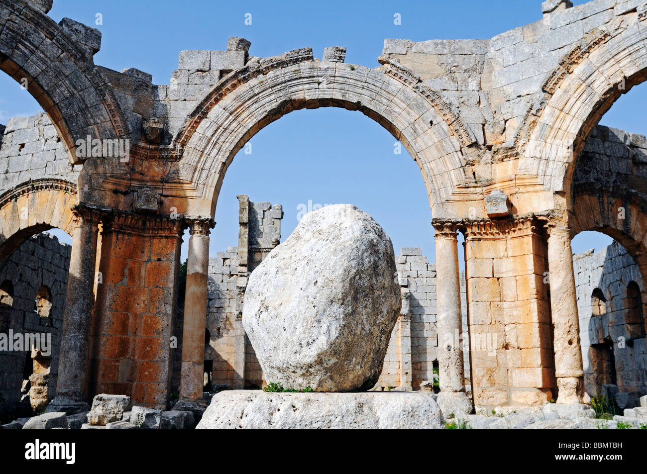 Piedra de la Stylite o Pillar-Saint Simeón Simeón en el monasterio en Quala'at Samaan, ciudades muertas, Siria, Asia Foto de stock