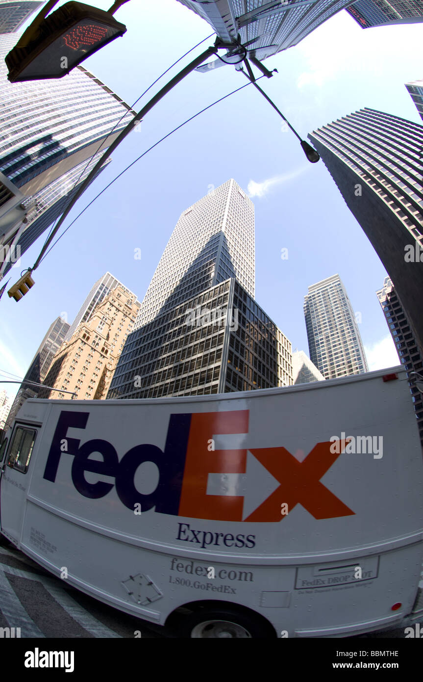 Un camión de FedEx es visto en Nueva York el viernes 22 de mayo de 2009 Francisca M Roberts Foto de stock